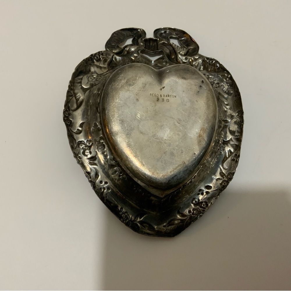 Antique Reed & Barton Silver plated heart bow nut dish  230 G6